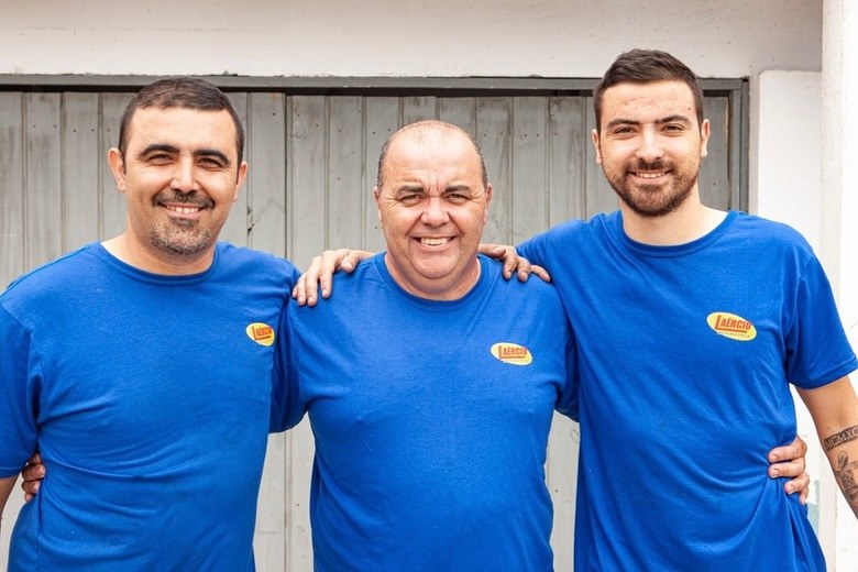 Laércio Goes José e os filhos, Moisés Fernandes e Laércio Júnior, em frente à oficina