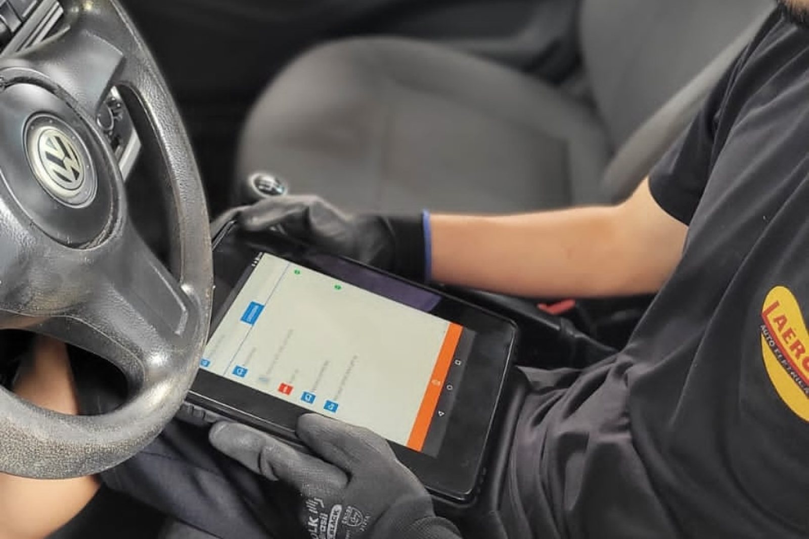 Técnico da Auto Elétrica Laércio fazendo diagnóstico computadorizado com scanner dentro de um veículo