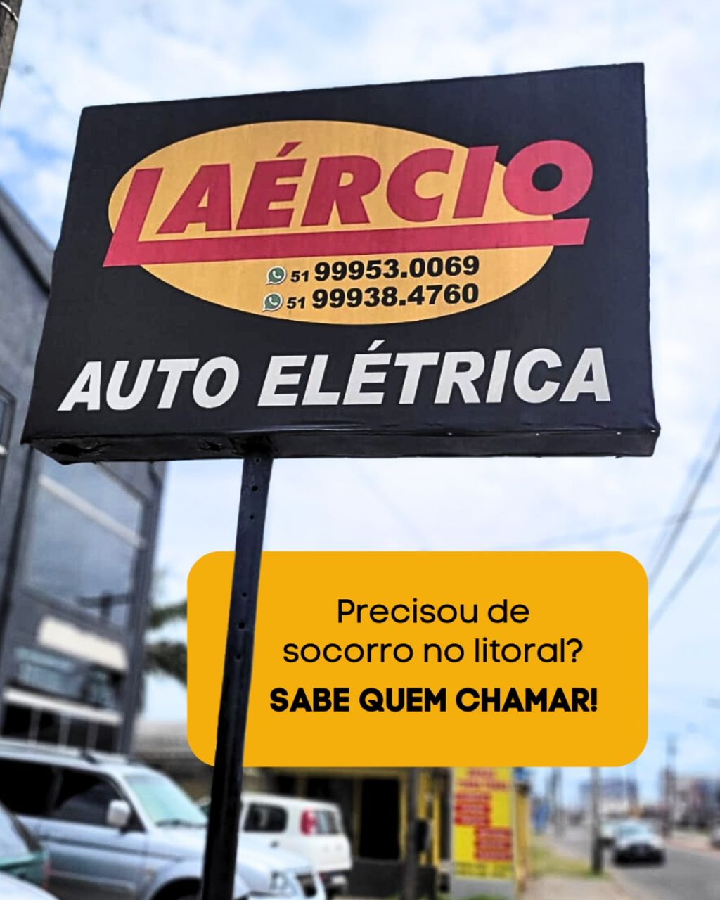 Placa da Auto Elétrica Laércio no litoral com os telefones de contato para socorro