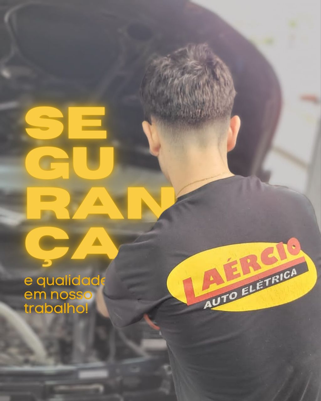 Profissional da Auto Elétrica Laércio de costas, com o logotipo na camisa, ao lado da frase “Segurança e qualidade em nosso trabalho”